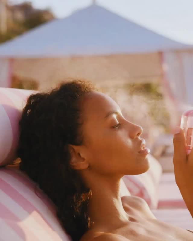 Ce moment précis où le pschitt libère ce nuage de micro-gouttelettes revigorantes ... C’est littéralement le shot de fraîcheur instantané qu’on veut toutes ! 😭✨

Que ce soit en plein soleil, après ton cours de pilate, ou juste pour réveiller ton glow au bureau : c’est l’indispensable ultra-satisfaisant à emporter PAR-TOUT avec toi dans ton sac. 👜

Alerte fraîcheur maximale : ta peau va te dire merci. 🧊

👉 Pour choper la tienne avant la rupture de stock, ça se passe directement sur le site dans l’onglet cosmétique: le lien est dans la bio ! 🤍