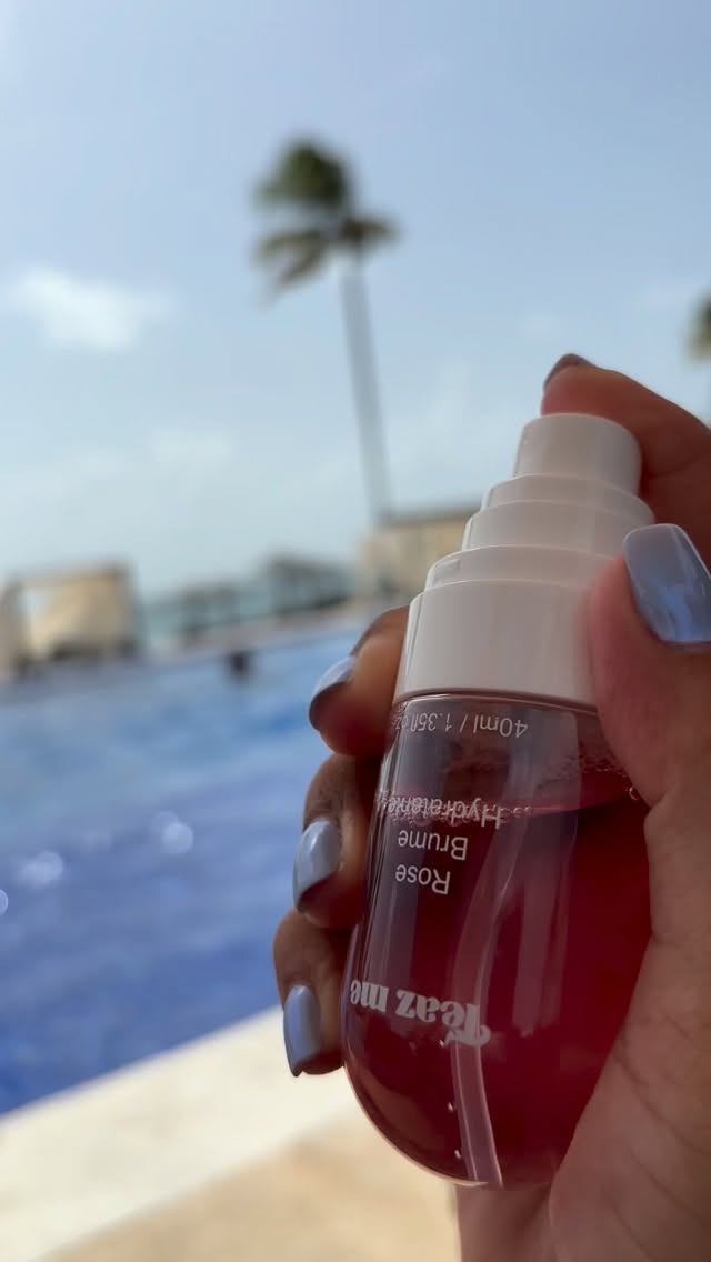 🥵🔥 un coup de chaud ? 
Ton essentiel des vacances à mettre dans ton sac de plage ou dans ton sac à main. 
💦💦 quelques gouttelettes sur le visage et le corps  pour te sentir fraîche à tout moment 💦💦
Composition : eau de rose, extrait d aloe Vera , Allantoine 🍃🍃🍃