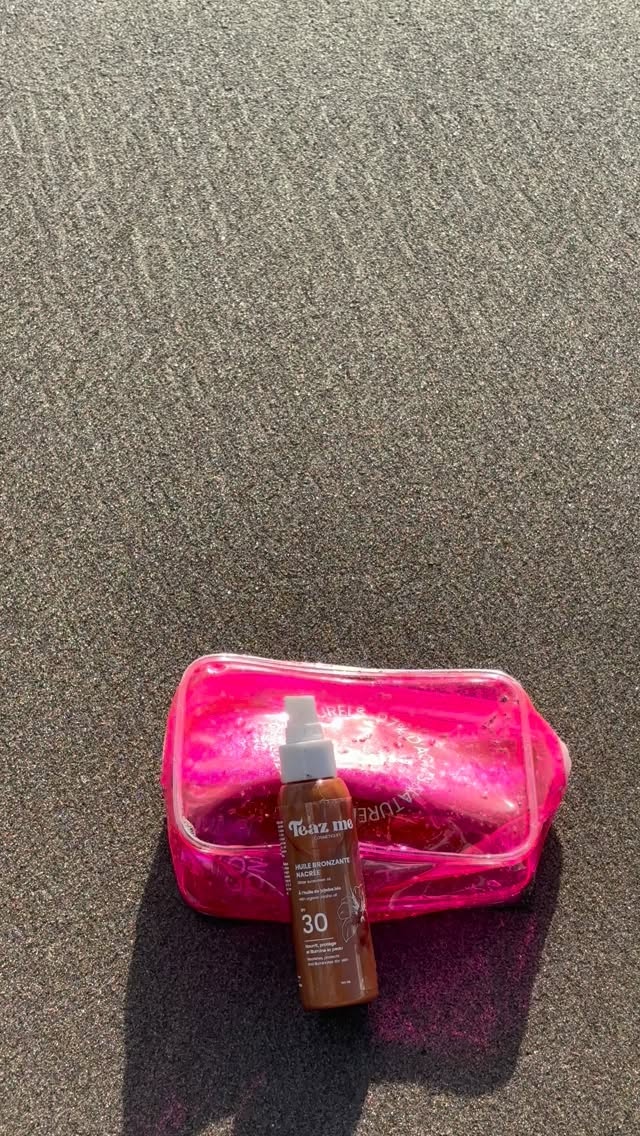 ☀️ Sun Kit Teaz Me
Sa trousse pétillante rose fluo, sa brume hydratante et rafraîchissante à l’eau de rose 🌸 et son huile nacrée bronzante protectrice SPF30 est le parfait combo pour un week-end parfait 👌
➡️à retrouver sur notre site internet (lien en bio )
🎥 @islandgirls_martinique 
Et toi donne nous ton mood du week end en commentaires ⬇️ ?😎